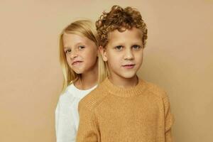 foto de dos niños gesticular con su manos juntos estilo de vida inalterado