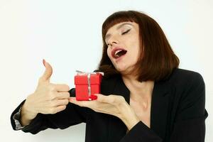 foto bonito mujer posando con rojo regalo caja sorpresa aislado antecedentes