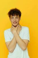 retrato de un joven hombre en un blanco camiseta emociones aislado antecedentes foto