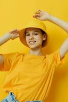 optimista joven mujer en un amarillo sombrero juventud estilo casual vestir aislado antecedentes foto