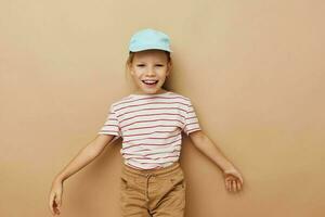 retrato de contento sonriente niño niña posando bebé ropa divertido estilo de vida inalterado foto