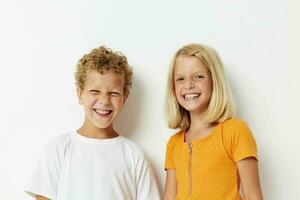 imagen de positivo chico y niña casual ropa posando emociones estudio aislado antecedentes inalterado foto