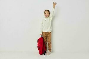 bonito joven niña rojo mochila elegante ropa aislado antecedentes foto