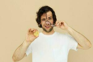 alegre hombre en un blanco camiseta con bitcoin criptomoneda aislado antecedentes foto