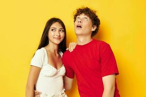 retrato de un hombre y un mujer amistad posando abrazos juntos estilo de vida inalterado foto