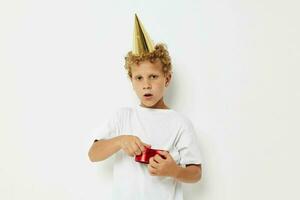 pequeño chico vistiendo un blanco camiseta con un gorra en su cabeza cumpleaños regalo foto