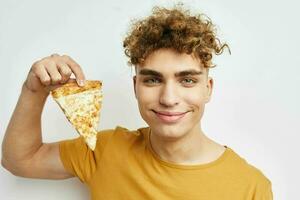 rizado chico comiendo Pizza posando de cerca aislado antecedentes foto