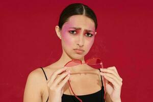 bonito mujer en rosado lentes maquillaje emociones productos cosméticos aislado antecedentes inalterado foto