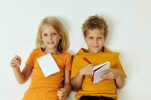 linda preescolar niños dibujo divertido juegos con bloc aislado antecedentes inalterado foto