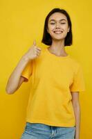 joven mujer en un amarillo camiseta juventud estilo casual estilo de vida inalterado foto
