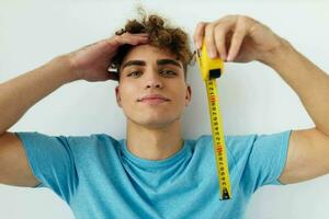 hermoso chico azul camiseta medición cinta posando estilo de vida inalterado foto