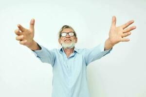 retrato de contento mayor hombre estilo de vida posando mano gesto aislado antecedentes foto