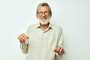 foto de retirado antiguo hombre con un gris barba en un camisa y lentes ligero antecedentes