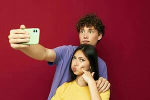 bonito chico y niña tomar un selfie posando abrazo juventud estilo foto