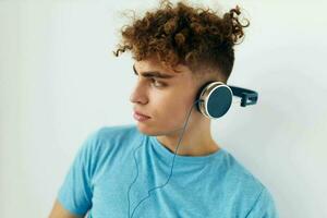 atractivo hombre en azul camisetas auriculares Moda aislado antecedentes foto