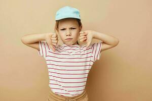 bonito joven niña mano gestos sonrisa emociones aislado antecedentes foto