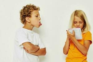 linda preescolar niños estar siguiente a bloc lápiz dibujo emociones color antecedentes inalterado foto