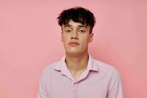 foto de romántico joven novio en un rosado camisa gesticulando con su manos estilo de vida inalterado