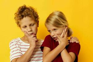 retrato de linda niños casual vestir juegos divertido juntos en de colores antecedentes foto