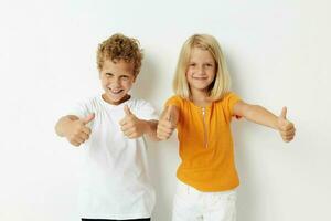 imagen de positivo chico y niña divertido gestos con manos emociones infancia ligero antecedentes foto