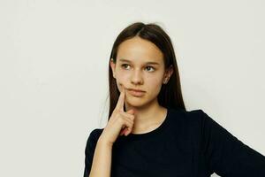 joven hermosa mujer en un negro camiseta mano gesto divertido aislado antecedentes foto