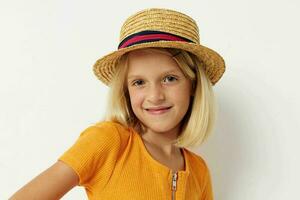 linda niña con rubio pelo vistiendo sombrero Moda sonrisa foto