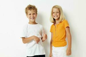 pequeño niños casual ropa posando emociones estudio aislado antecedentes inalterado foto