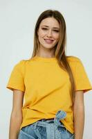 alegre mujer en un amarillo camiseta y mezclilla pantalones cortos juventud estilo ligero antecedentes foto