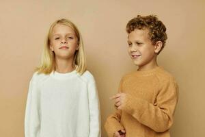 pequeño chico y niña abrazo entretenimiento posando amistad estilo de vida inalterado foto