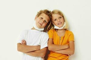 hermano y hermana teniendo divertida. pequeño niños foto