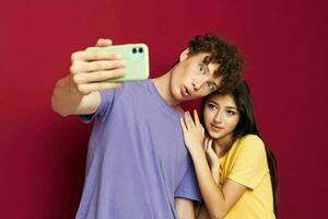 hombre y mujer moderno estilo emociones divertido teléfono aislado antecedentes foto