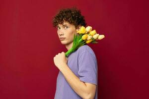 linda adolescente rojo pelo en casual vestir ramo de flores de flores regalo rojo antecedentes inalterado foto