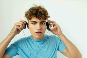 hermoso chico en auriculares música emociones estilo de vida inalterado foto