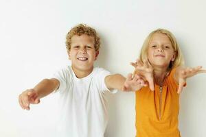 retrato de linda niños mano gestos divertido infancia estilo de vida inalterado foto