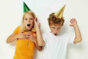 pequeño niños en multicolor tapas cumpleaños fiesta emoción estilo de vida inalterado foto