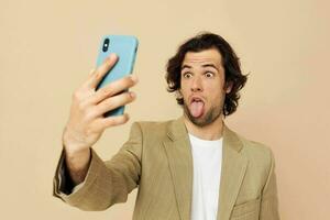 hermoso hombre en un traje posando emociones mirando a el teléfono estilo de vida inalterado foto