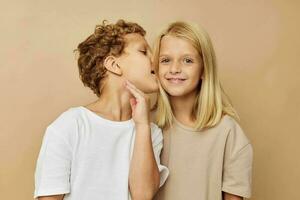 chico y niña divertido amistad entretenimiento infancia inalterado foto