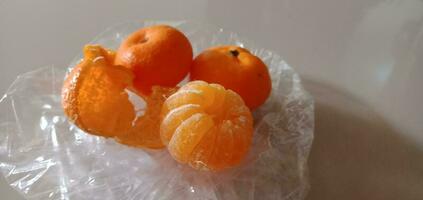 fotografía de un manojo de santong naranjas foto