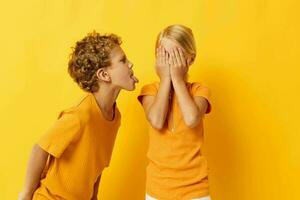 linda elegante niños casual vestir juegos divertido juntos posando en de colores antecedentes inalterado foto