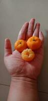 fotografía de un manojo de santong naranjas foto