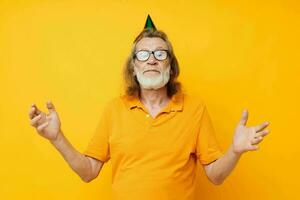 retrato mayor hombre divertido cumpleaños gorra en el cabeza aislado antecedentes foto