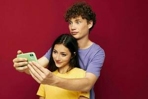 bonito chico y niña moderno estilo emociones divertido teléfono rojo antecedentes foto