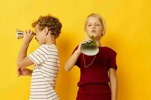 alegre niños fiesta divertido con tapas en tu cabeza aislado antecedentes foto