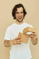 alegre hombre en un blanco camiseta con un regalo caja foto