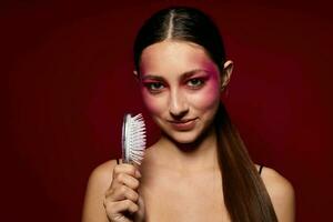 retrato de hermosa joven mujer maquillaje emociones productos cosméticos pelo cuidado rosado antecedentes inalterado foto