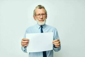 retrato de contento mayor hombre trabajo oficina blanco sábana de papel ligero antecedentes foto