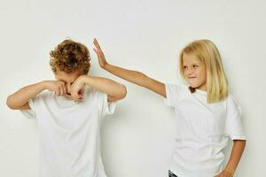 foto de dos niños en blanco camisetas son en pie siguiente a infancia inalterado