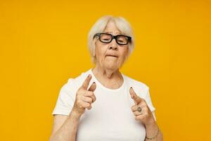 foto de retirado antiguo dama visión problemas con lentes amarillo antecedentes