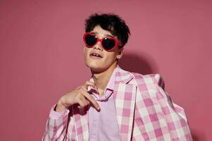 un joven hombre yo confianza rosado tartán chaqueta de sport Moda posando estilo de vida inalterado foto