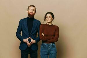 hombre y mujer Pareja en un relación sonrisa y Interacción en un beige antecedentes en un real relación Entre personas foto